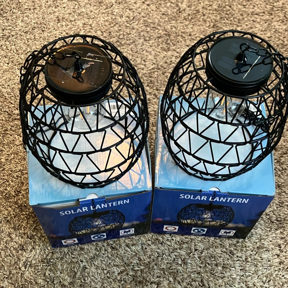 Outdoor solar hanging lights